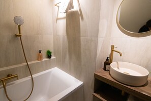 Bathroom - Studio-Family-Wet room-City view (Boulogne-Billancourt)