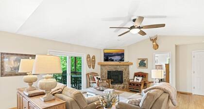 Sugar on the Rocks: Mountain View, Hot Tub, Pool Table, Fire-Pit, Pet Friendly