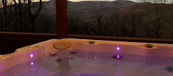 Sugar on the Rocks: Mountain View, Hot Tub, Pool Table, Fire-Pit, Pet Friendly