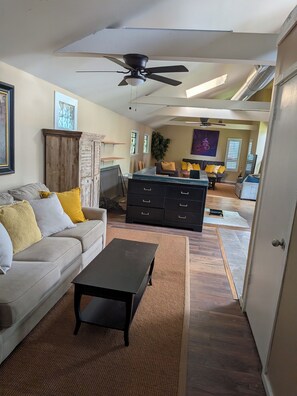 Living area - Spacious 4-bedroom corporate apartment in beautiful Kansas City with AC (Kansas City)