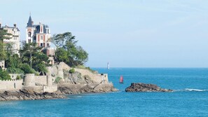 A coastal town with historic architecture, a lighthouse, and a clear view of the sea. - Casa Rosa (Dinard)