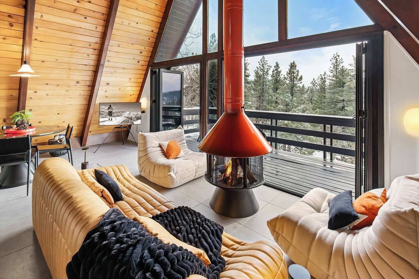 Televisio, takka, kirjoja