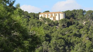 A building surrounded by dense forest. - Appartement T2 en résidence - Gruissan, France 2 travellers. (Gruissan)