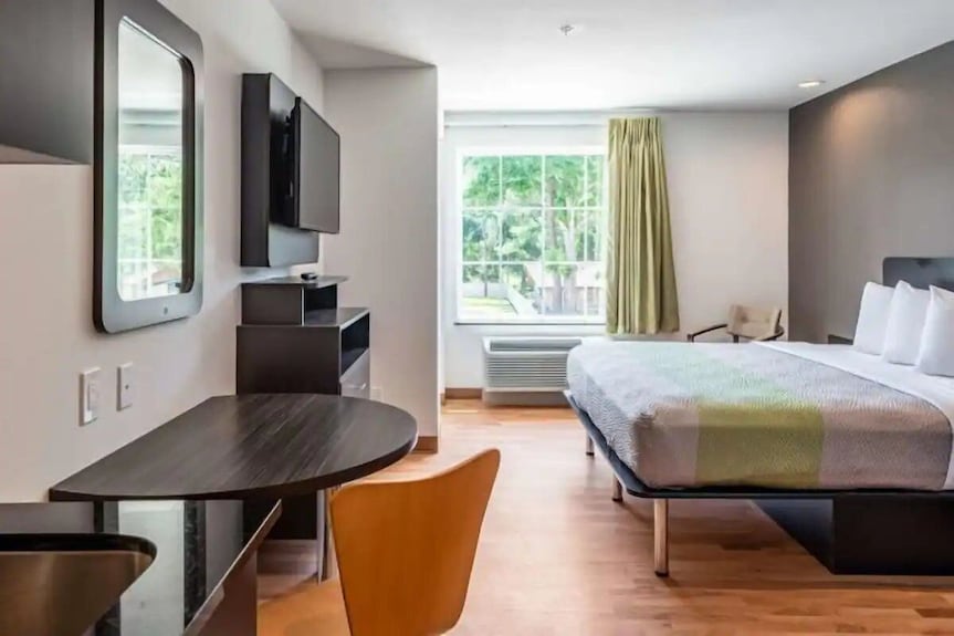 King Suite | Full Kitchen & Onsite Laundry | Free Parking Close To I-210 - レイク・チャールズ, LA