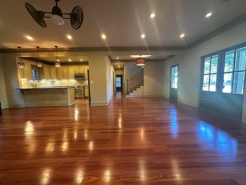 TOTAL REMODEL 4-bedroom Oxford Home .5 miles to Square & .7 miles to Campus