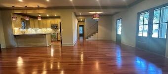 TOTAL REMODEL 4-bedroom Oxford Home .5 miles to Square & .7 miles to Campus