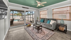 Living area - Heated Pool & Hot Tub, Walk to Beach, Fully Equipped. Free Bikes. Grill. (Naples)