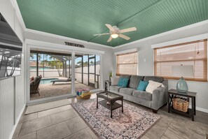 Smart TV, books - Heated Pool & Hot Tub, Walk to Beach, Fully Equipped. Free Bikes. Grill. (Naples)