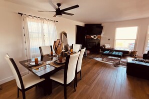 A dining area with a table, chairs, and a ceiling fan. - Cozy 3-bedroom cabin in charming North Fork with AC (North Fork)