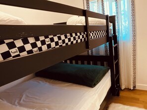 Tabla de planchar con plancha, wifi, ropa de cama