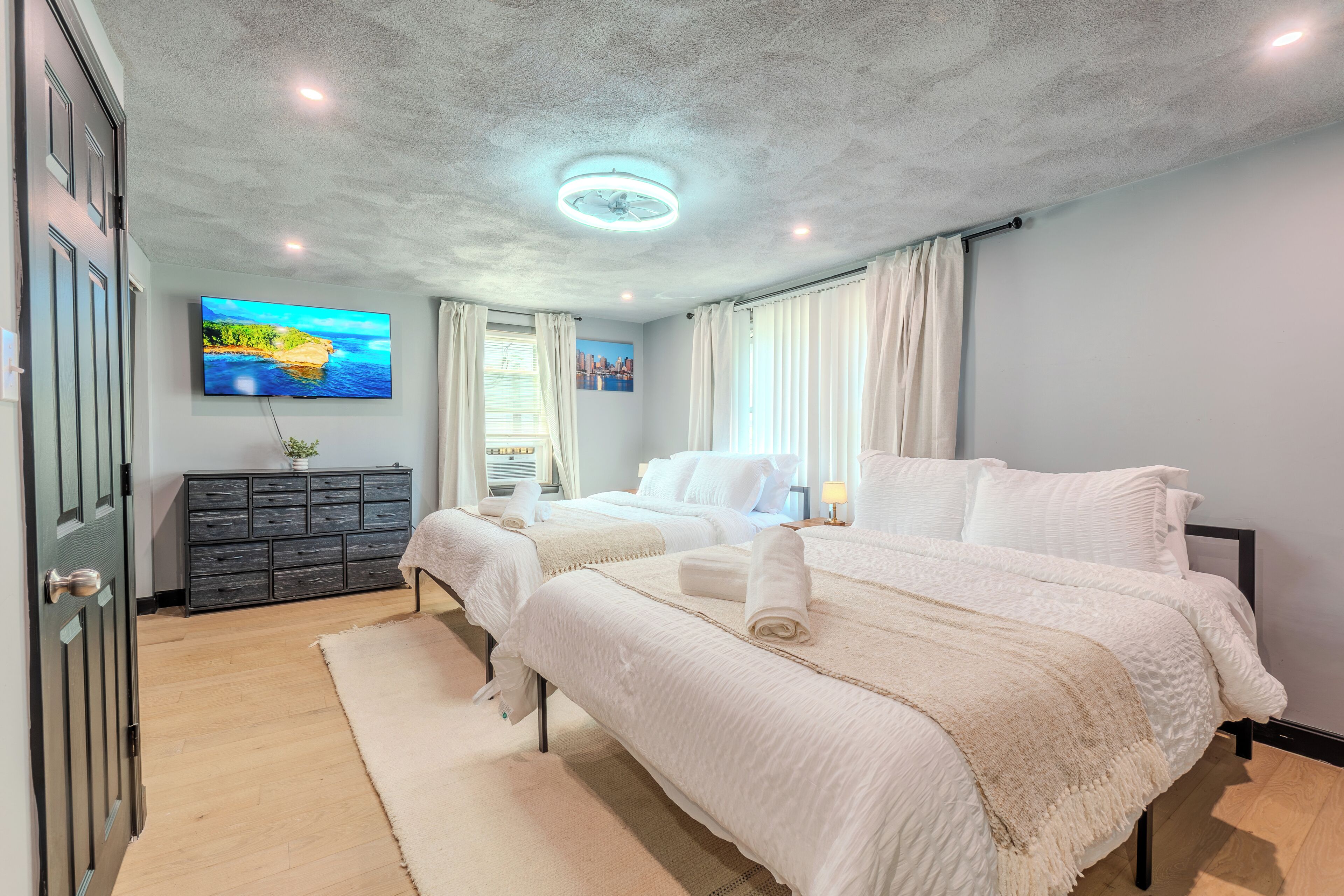 5 bedrooms, iron/ironing board, WiFi, bed sheets