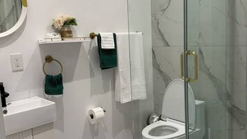 Douche, sèche-cheveux, serviettes fournies, savon