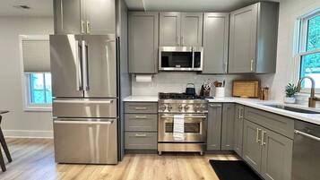 Fridge, microwave, stovetop, dishwasher