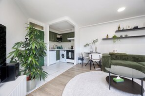 Um apartamento moderno com cozinha, sala de jantar e sala de estar.