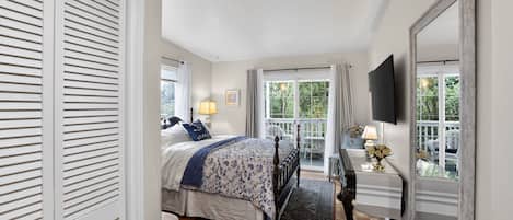 Desk, iron/ironing board, WiFi, bed sheets