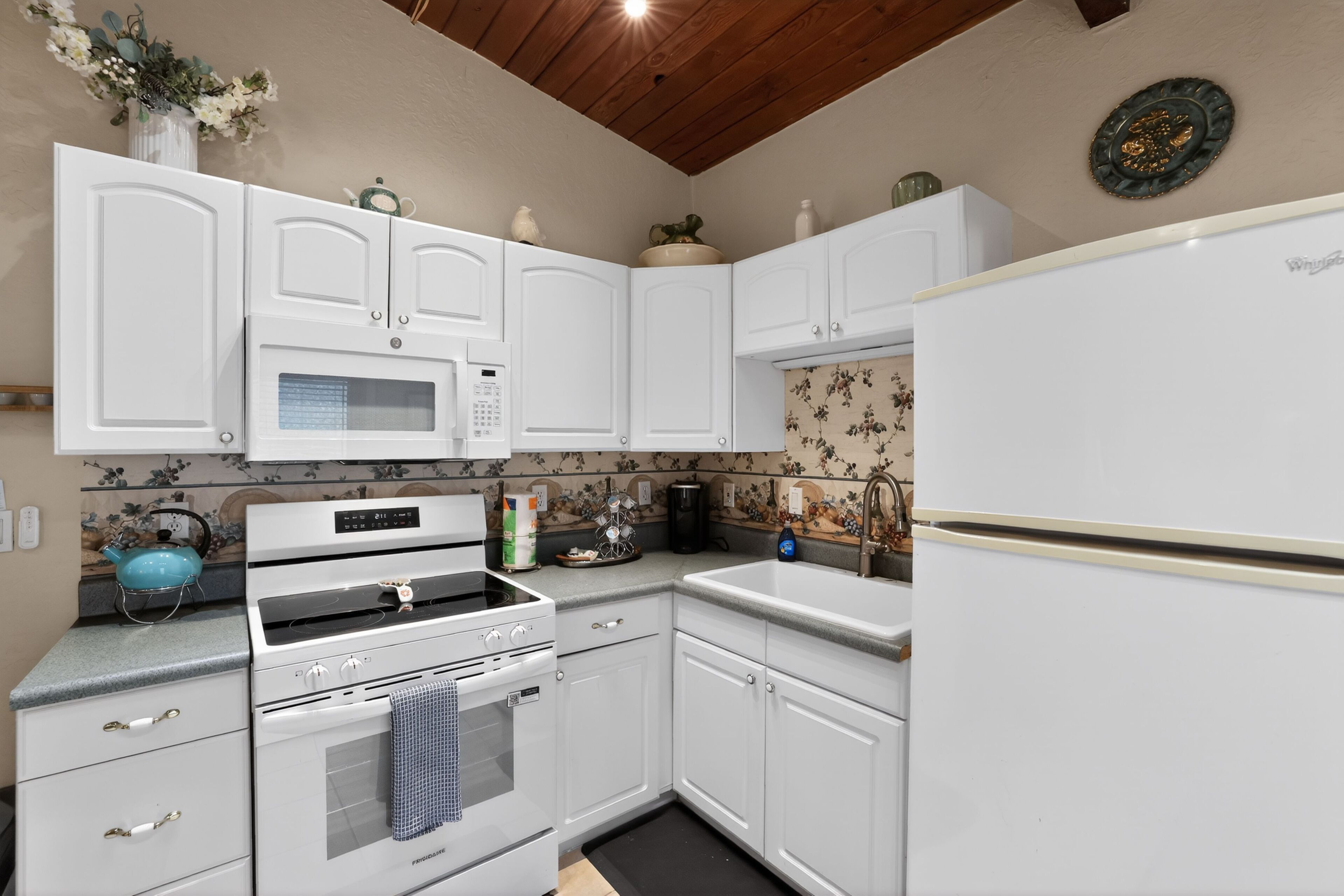 Coffee/tea maker, fridge, microwave, oven
