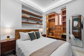Ein modernes Schlafzimmer mit einem großen Bett, integrierten Holzbögen, einem Spiegel und einem Nachttisch.