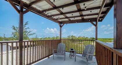 Adorable 1-queen bed studio with AC and pool in vibrant Caye Caulker