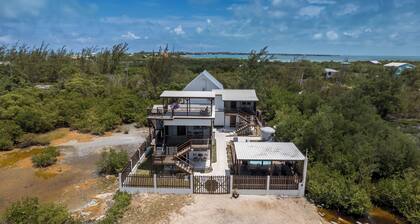 Adorable 1-queen bed studio with AC and pool in vibrant Caye Caulker