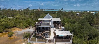 Adorable 1-queen bed studio with AC and pool in vibrant Caye Caulker