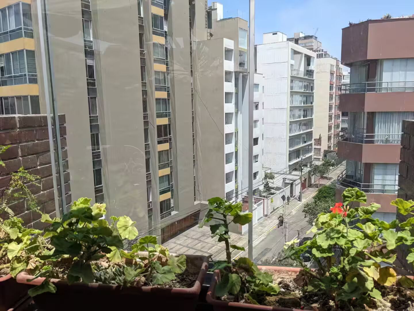 Ein Hochhaus mit mehreren Balkonen und Blick auf die Straße.