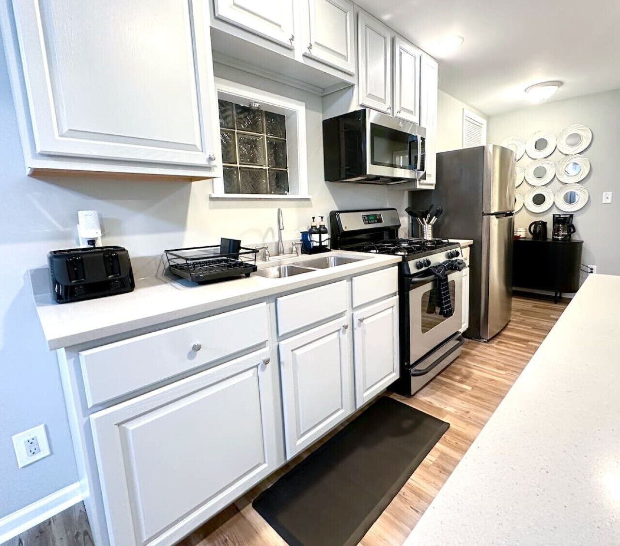 Coffee/tea maker, fridge, microwave, oven