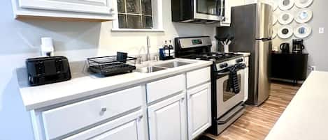 Coffee/tea maker, fridge, microwave, oven