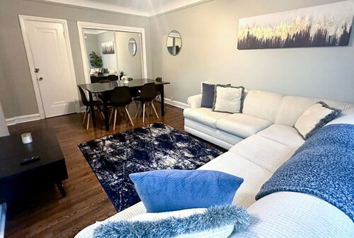 Cozy and Stylish Oak Park Apartment - Easy Access to Chicago and Airport