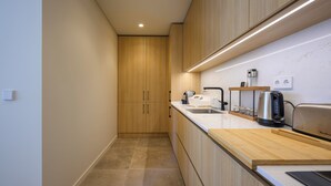コーヒー / ティーメーカー、冷蔵庫、電子レンジ、オーブン