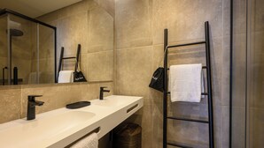 ヘアドライヤー、タオル、トイレットペーパー