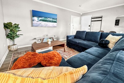 Spacious Apartment w/Game Table for 7 near City + Airport