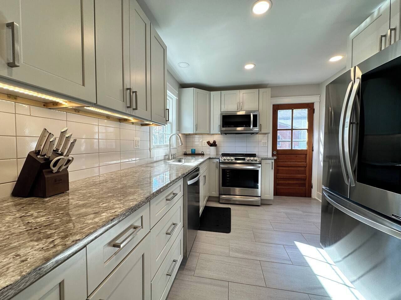 Fridge, microwave, stovetop, dishwasher