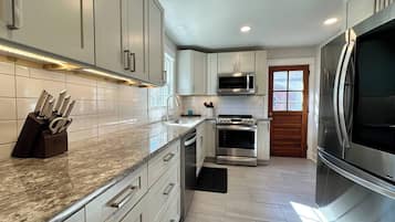 Fridge, microwave, stovetop, dishwasher