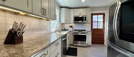 Coffee/tea maker, fridge, microwave, stovetop