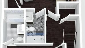 Ein Hotelzimmer mit Bett, Sitzgelegenheit, Badezimmer und einer Treppe.