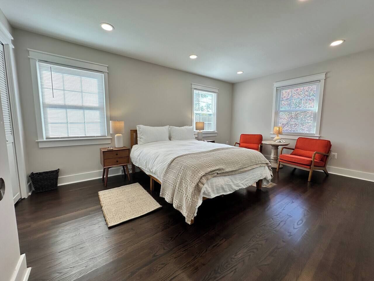 Iron/ironing board, travel crib, free WiFi, bed sheets