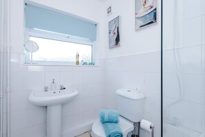 A bathroom with a sink, toilet, and shower. - Great 3-bed Home Perfect for Work Contractors (Ellesmere Port)