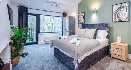 Stylish Home in Bolton Vibrant Central Location Sleeps 6