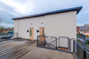 House | 2 bedrooms, Internet - Centrally Located Flat off Formby High Street (Liverpool)