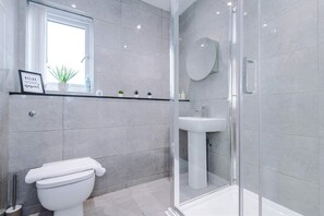 House | 2 bedrooms, Internet - Centrally Located Flat off Formby High Street (Liverpool)