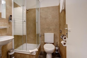 Family Room, Multiple Beds | Bathroom | Shower, hair dryer, towels, soap - Hotel Ambassador (Düsseldorf)