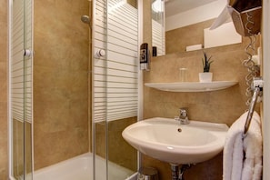 Shower, hair dryer, towels, soap - Hotel Ambassador (Düsseldorf)