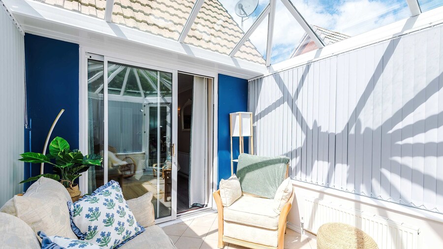 Lovely 2 Bed Home With Free Parking and Garden