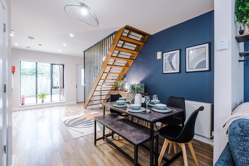 Modern 2 Bed Manchester Stay With Parking Garden