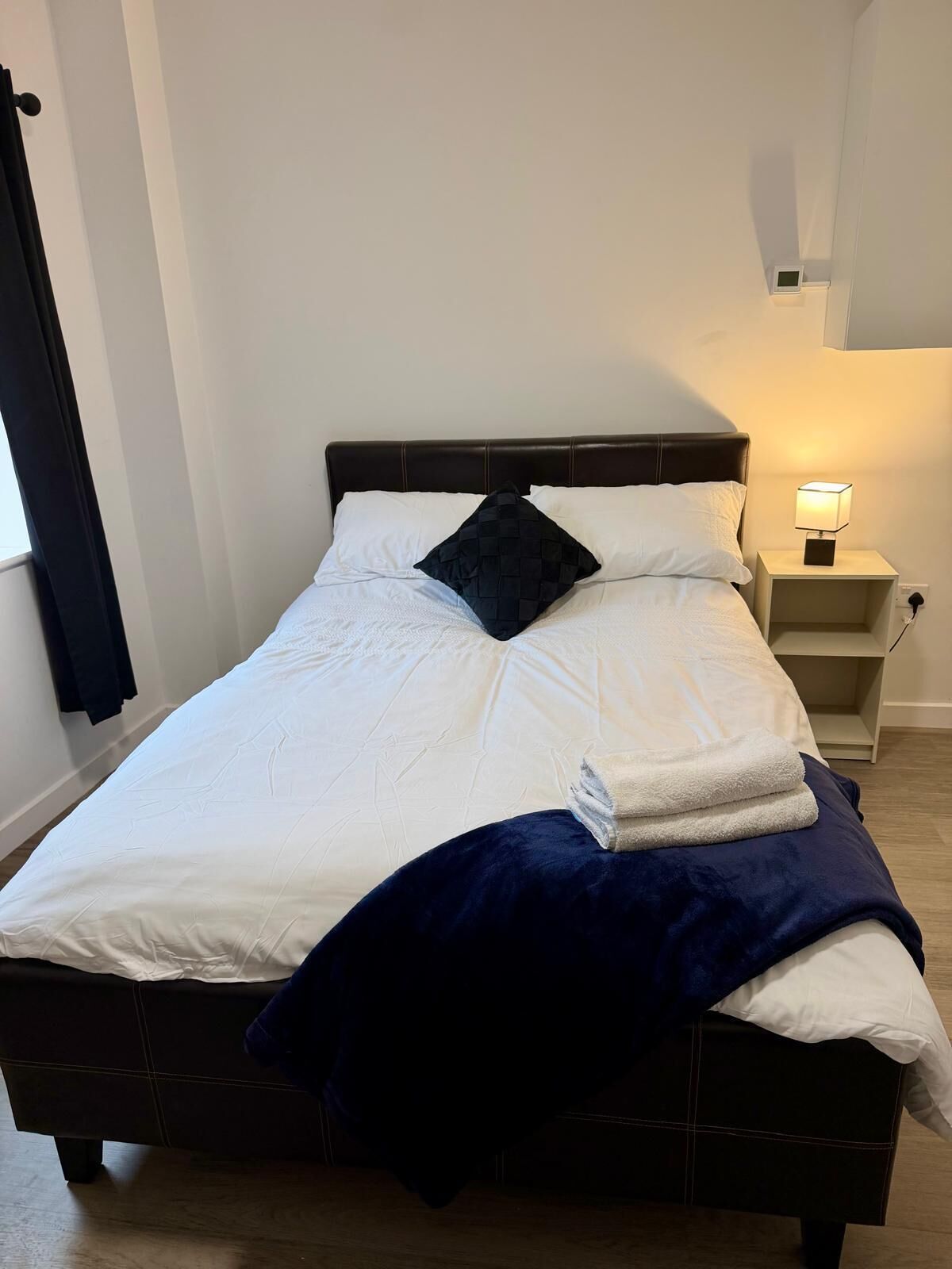 Iron/ironing board, free WiFi, bed sheets, wheelchair access. Stylish Accessible 1-Bed Town Centre Apartment in Kettering, Wi‑Fi, Smart TV,Sky