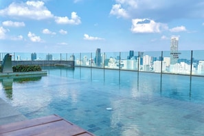 Ein Pool mit Infinity-Kante und Blick auf die Stadtlandschaft.