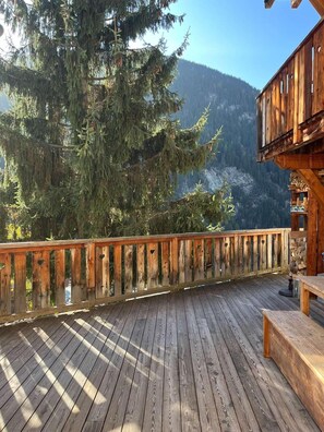 A wooden deck with a railing, a wooden bench, and a mountain backdrop. - Fireplace or stove, parking, tv, 40m², Peisey-Vallandry (Peisey-Nancroix)
