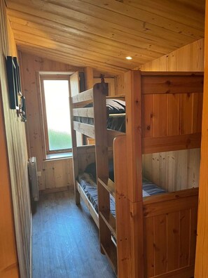 A wooden cabin room with bunk beds, a window, and a radiator. - Fireplace or stove, parking, tv, 40m², Peisey-Vallandry (Peisey-Nancroix)