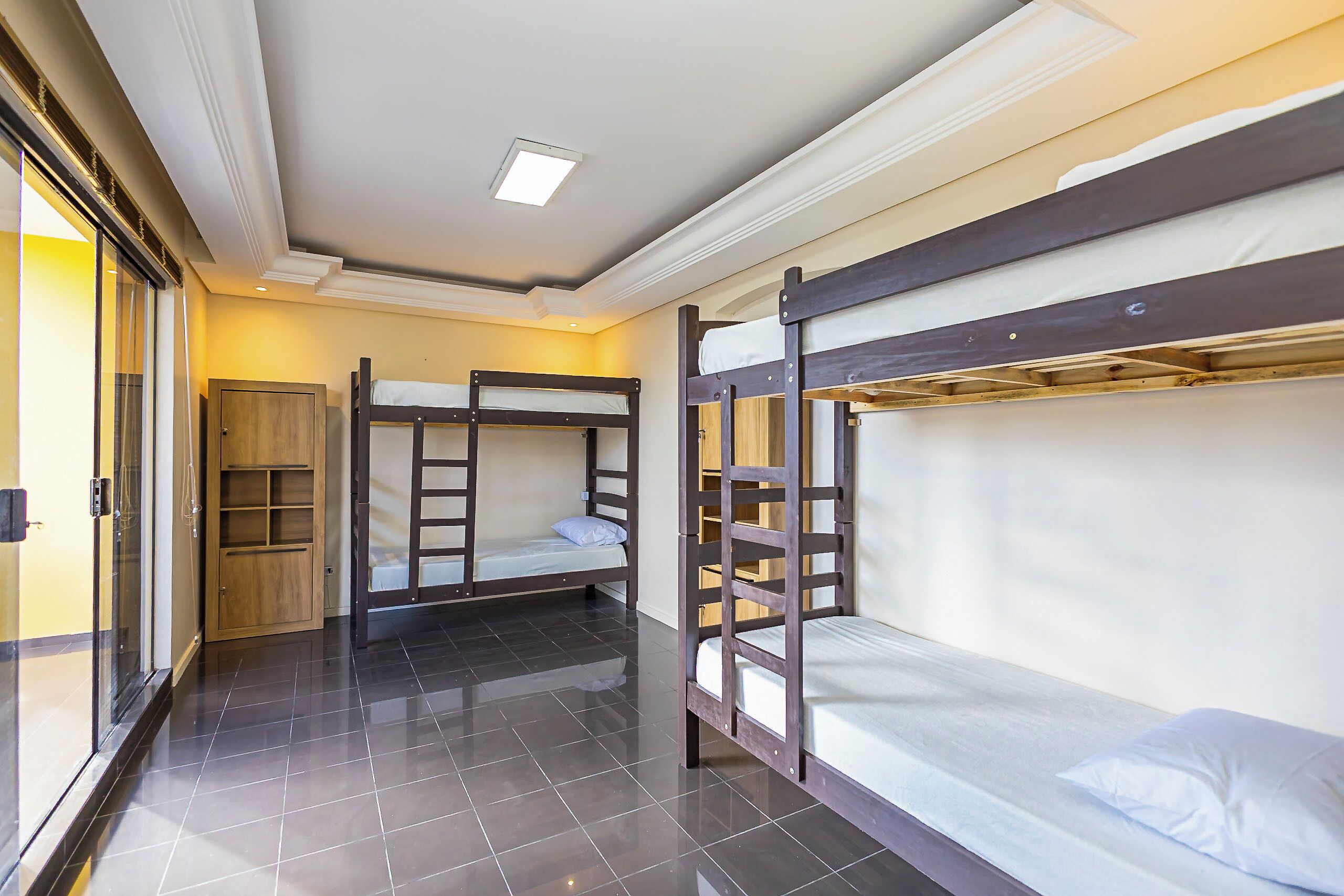 Dormitorio condiviso, balcone | Ferro/asse da stiro, Wi-Fi gratuito