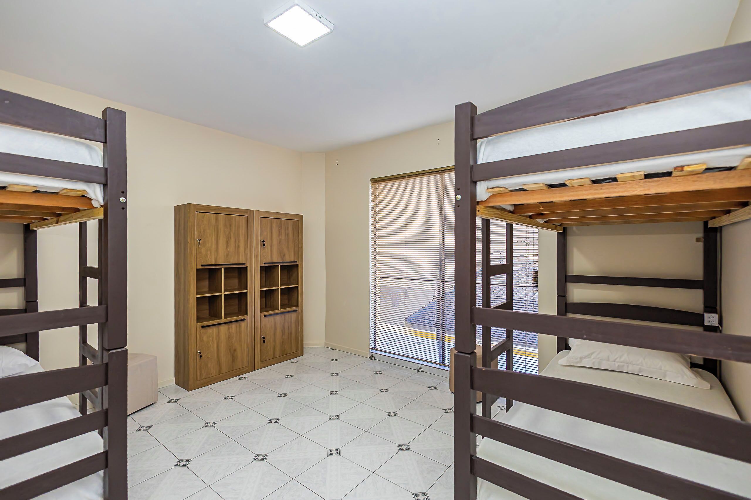 Dormitorio condiviso, balcone | Ferro/asse da stiro, Wi-Fi gratuito